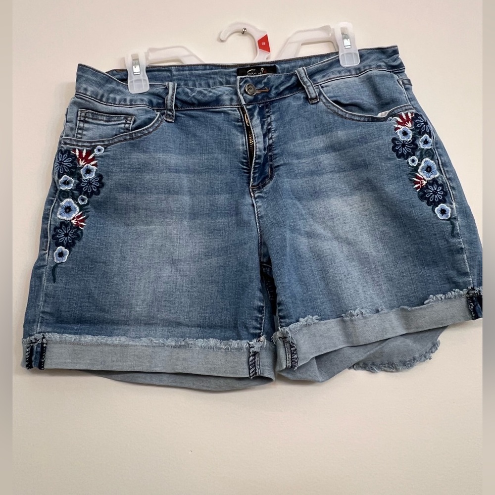 EUC Y2K Earl Jeans 14P Short in Vintage Floral Embroidery